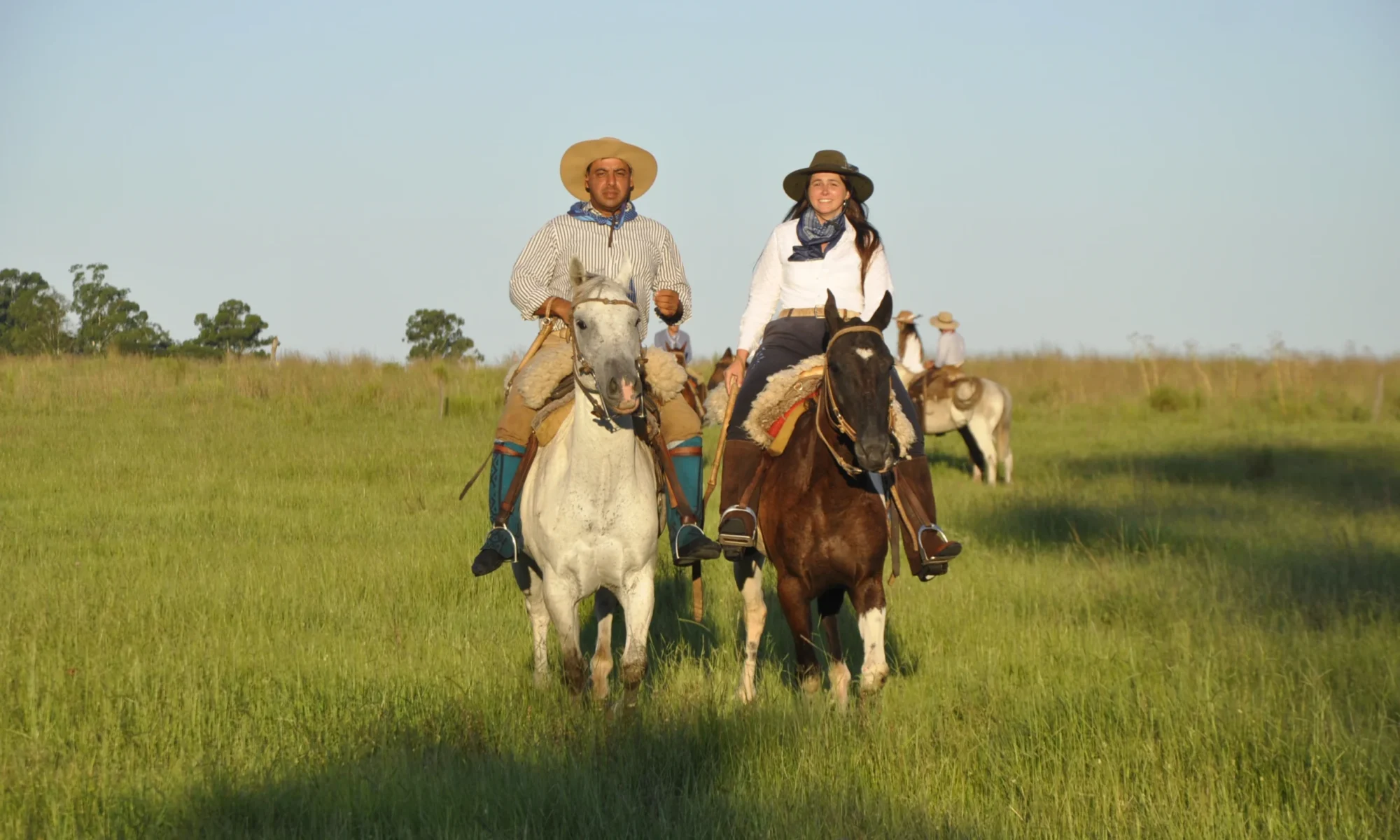 Paseo a caballo por campos de estancia don Joaquín