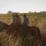 Gauchos que pasean en la llanura correntina
