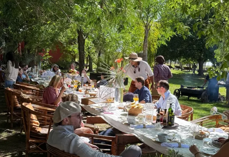 Almuerzo a estancia don Joaquin con huéspedes en mesa aire libre